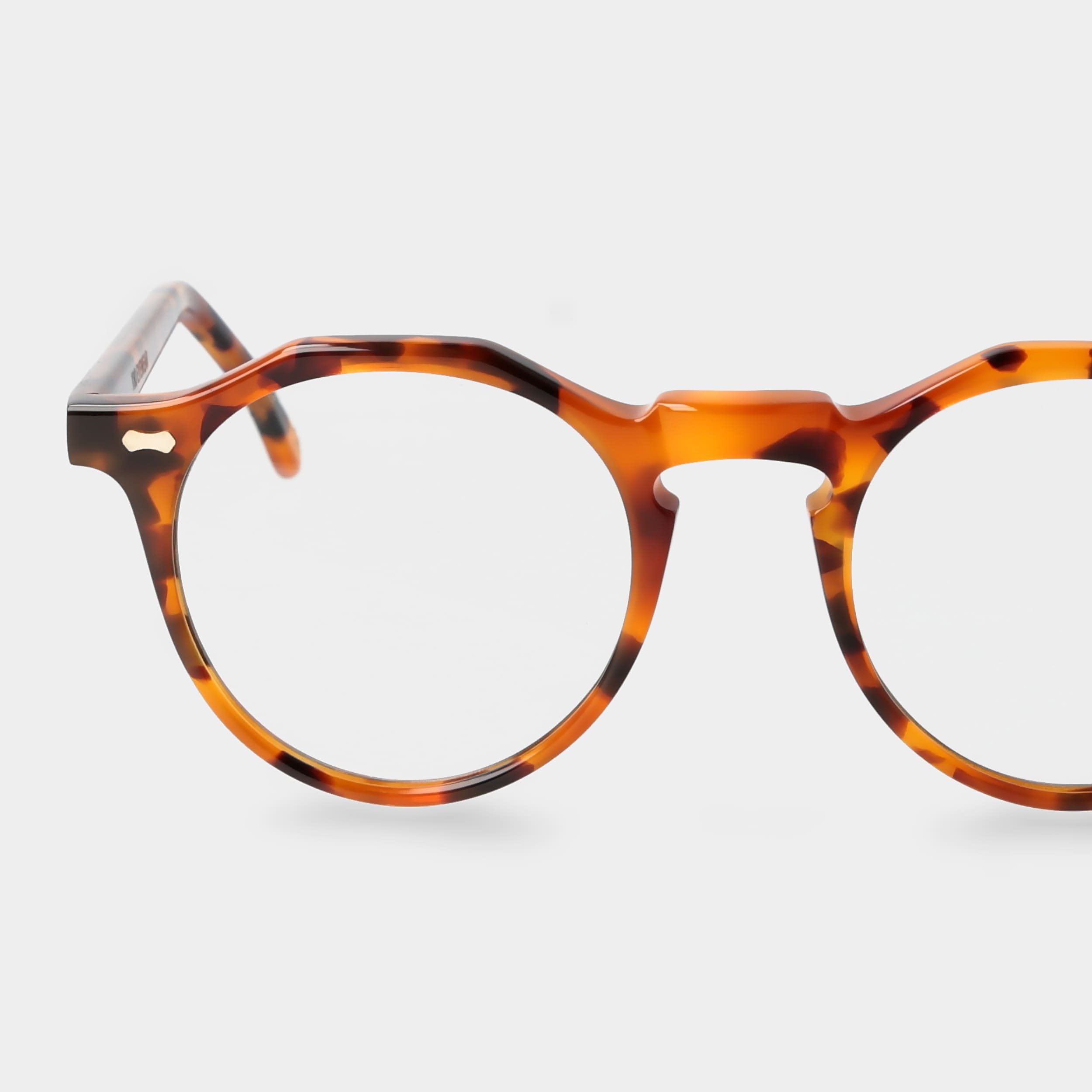 eyeglasses-lapel-amber-tortoise-optical-tbd-eyewear-lens