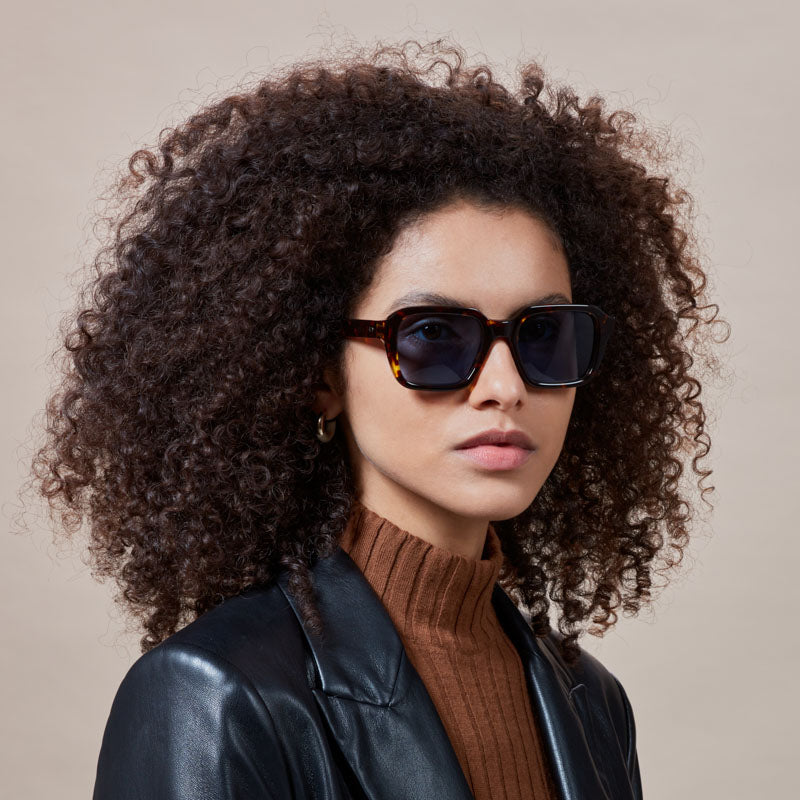 sunglasses-lino-eco-dark-havana-blue-sustainable-tbd-eyewear-woman-side