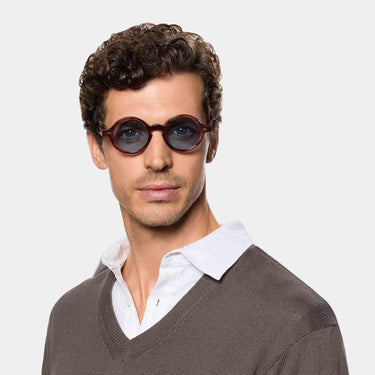 A man wearing sustainable Oxford sunglasses by TBD Eyewear in Eco Havana Blue – crafted from bio-acetate and made in Italy