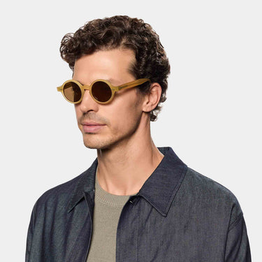 Man wearing sunglasses oxford matte champagne with tobacco lenses with bio-acetate materials tbd eyewear made in Italy
