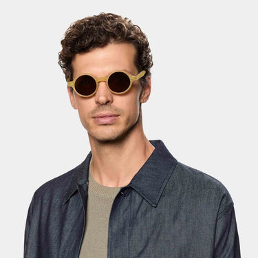 Man wearing sunglasses oxford matte champagne tobacco tbd eyewear made in Italy
