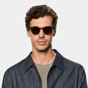 A man wearing sunglasses cran eco spotted havana tobacco made in Italy Tbd Eyewear