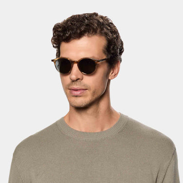 Man wearing sunglasses cran earth bio gradient grey sustainable tbd eyewear made in Italy