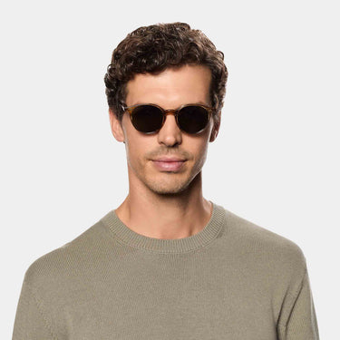 Man wearing sunglasses cran earth bio gradient grey sustainable tbd eyewear front handcrafted in Italy