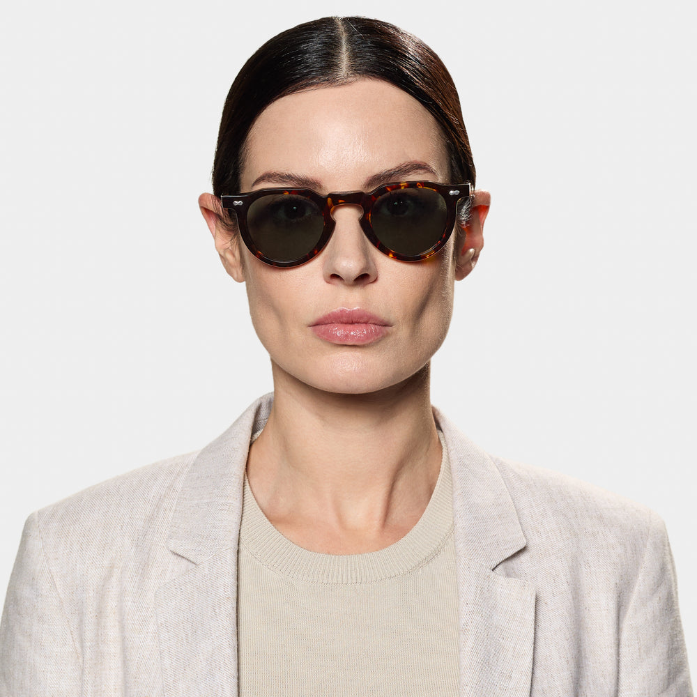 Side detail of Hem Eco Bicolor sunglasses by TBD Eyewear. Sustainable bio-acetate frame with refined temples and Bottle Green lenses, handcrafted in Italy.