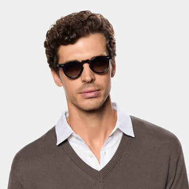 Man wearing sunglasses welt limited edition green glasses 10years made in Italy Sustainable materials Tbd Eyewear
