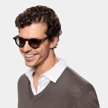 Man wearing sunglasses welt limited edition green glasses 10years handcrafted in Italy Sustainable materials Tbd Eyewear