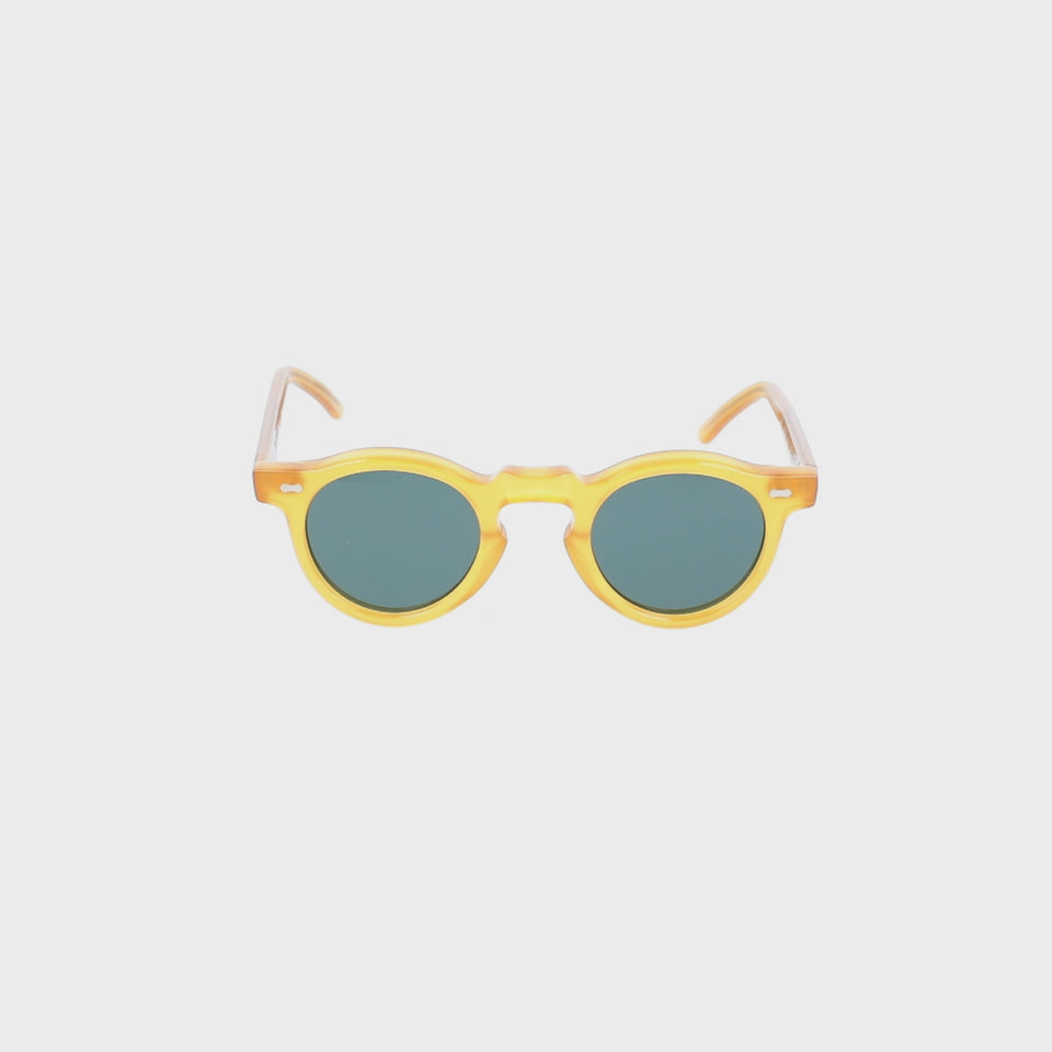 Gelbe Sonnenbrille mit grünen Gläsern: Welt Eyewear | TBD