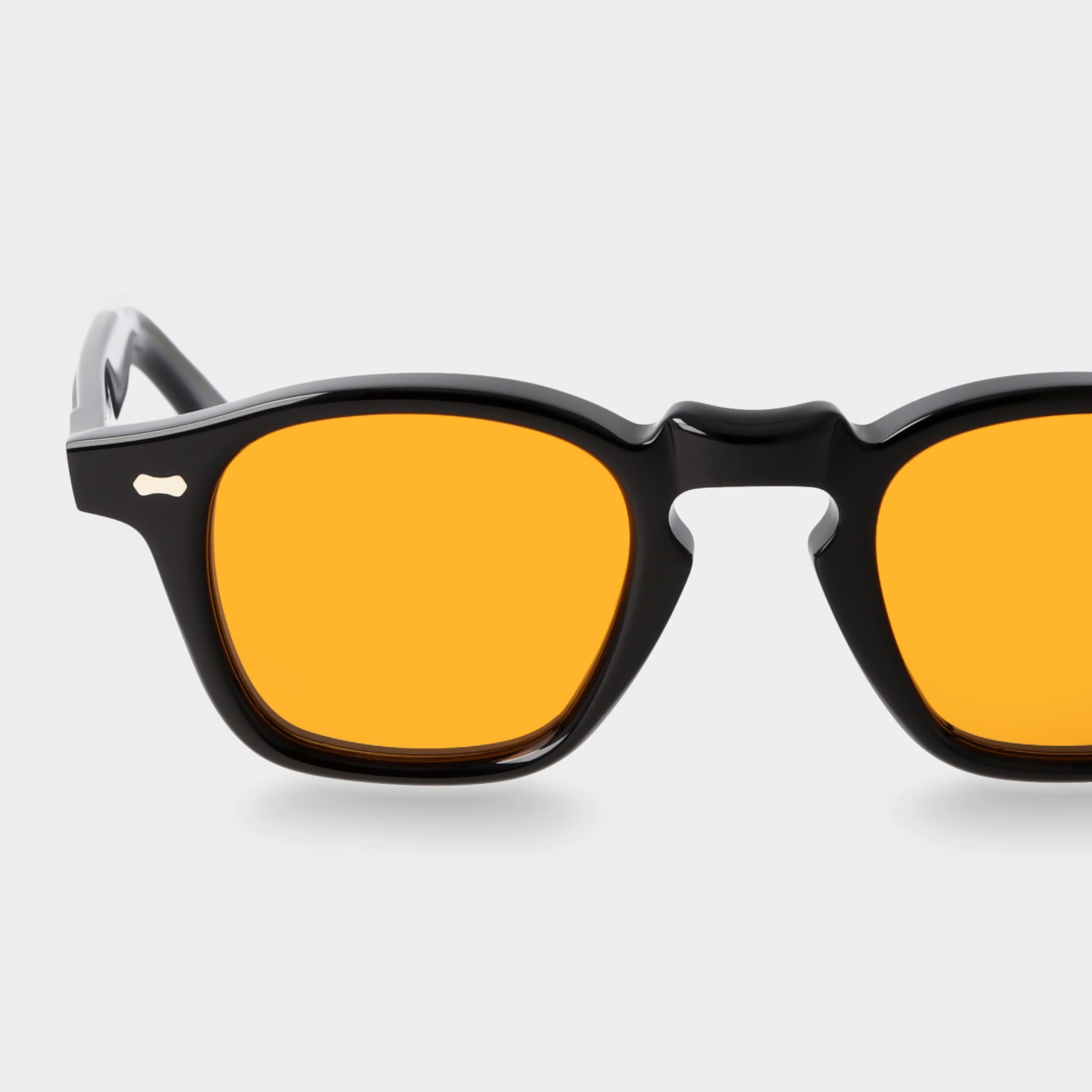 Schwarze Sonnenbrille mit orangefarbenen Gläsern: Cord