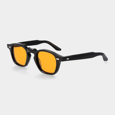 Schwarze Sonnenbrille mit orangefarbenen Gläsern: Cord | TBD Eyewear