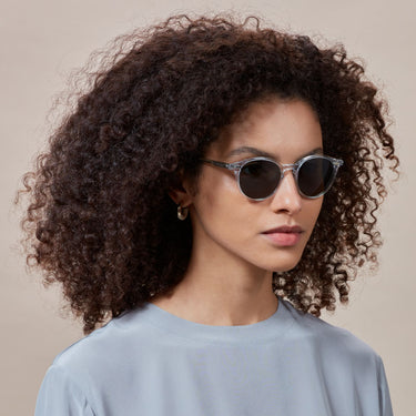 sunglasses-cran-transparent-gradient-grey-tbd-eyewear-woman-side